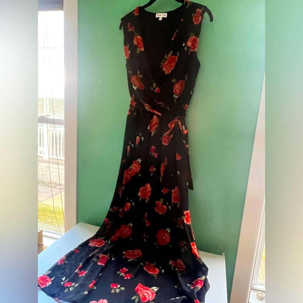 Like New Sleeveless Floral Dress 🌹